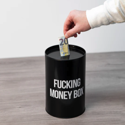 Pote preto metálico com texto branco 'FUCKING MONEY BOX' e mão a colocar nota de 20 euros