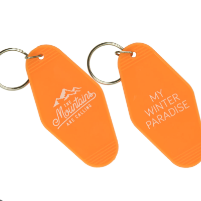 Porta-chaves de plástico laranja com textos e argola metálica