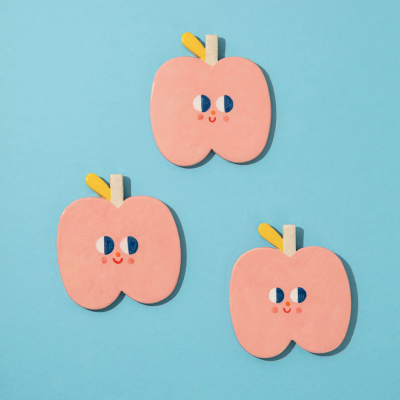 Imãs decorativos em forma de maçã cor-de-rosa com rosto sorridente