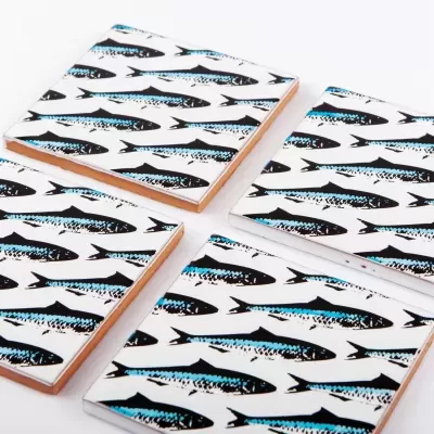 azulejos quadrados com padrão de peixe azul, preto e branco