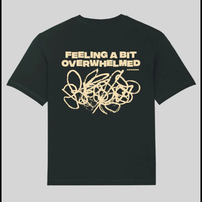 T-shirt preta com texto amarelo 'FEELING A BIT OVERWHELMED' e desenho abstrato na parte de trás