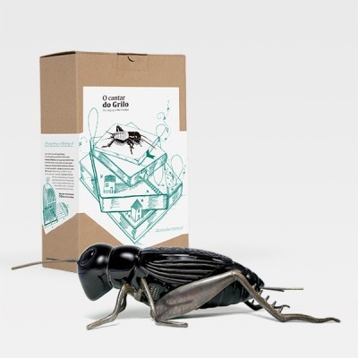 GRILO COM PATAS EM LATÃO OXIDADADO "O CANTAR DO GRILO" LABORATORIO D´ ESTÓRIAS