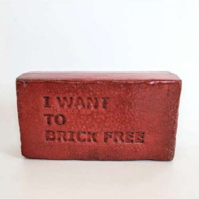 ESCULTURA TIJOLO I WANT TO BRICK FREE VITOR REIS