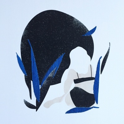 ILUSTRAÇÃO BORDADA COR AZUL "MORADA INTERIOR- MULHER LUA" CATARINA PAULO