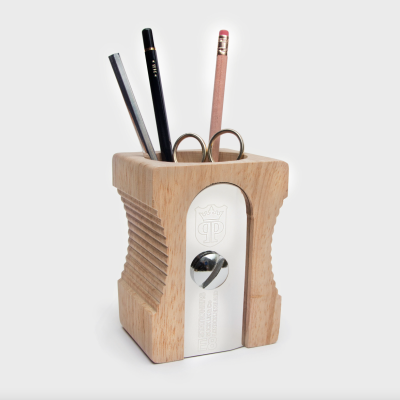 Suporte de lápis de madeira com detalhe metálico e utensílios dentro.
