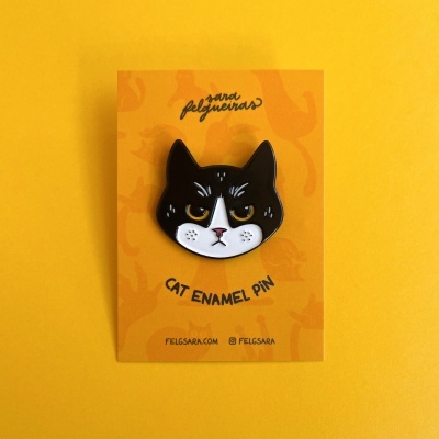 ENAMEL PIN "TUXEDO CAT" SARA FELGUEIRAS