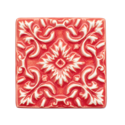 Azulejo quadrado vermelho com padrão floral e geométrico em relevo branco