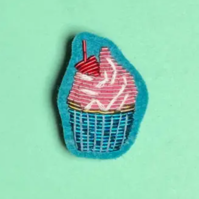 Broche em tecido bordado com desenho de gelado rosa em copo azul e canudo vermelho