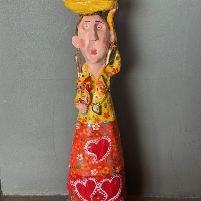 MINHOTA GIGANTE COM GALOS JOAO GONÇALVES