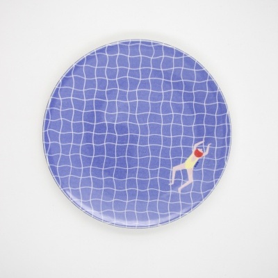 PRATO ILUSTRADO "PISCINA" KIKA E PÓ DE BARRO