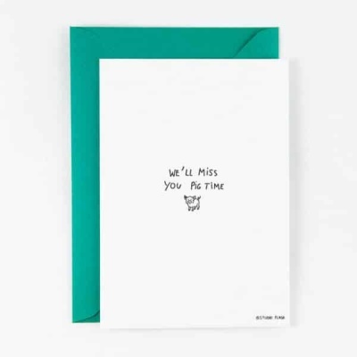 Cartão branco com ilustração de porco e texto 'WE'LL MISS YOU PIG TIME' com envelope verde