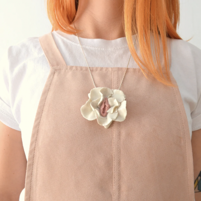 PORCELAIN FLOWER PENDENT TANYKERAMI