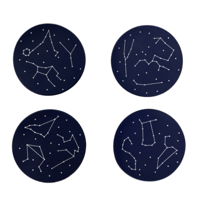 Quatro pratos redondos azuis com padrões de constelações brancas