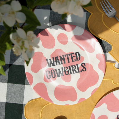 PRATO SOBREMESA "WANTED COWGIRLS" PÓ DE BARRO