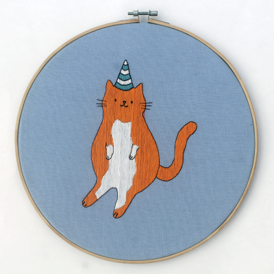 BORDADO "GATO-FESTA" MEIA-LARANJA