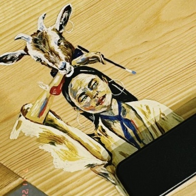 TÁBUA COM SUPORTE MAGNÉTICO "MULHER COM CABRITO ÀS COSTAS" ISA MARITA