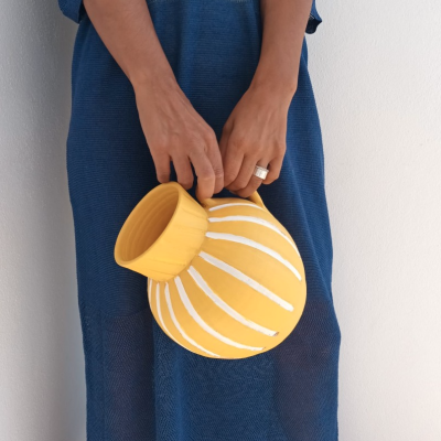 YELLOW ROSTER JUG TERRAKOTA