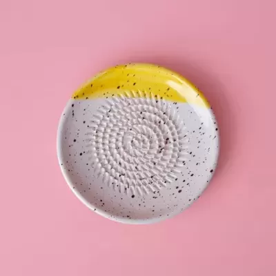 PRATO RALADOR "CANELA - BRANCO E AMARELO - PEQUENO" ALFAR TIERRA COCIDA