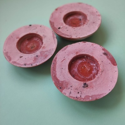 CONJUNTO DE 3 CASTIÇAIS RASOS PARA VELAS "TABLEWARE FOR ISOLATION" MARQUES MARQUES