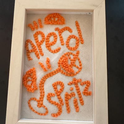 BORDADO "APEROL SPRITZ" COM MOLDURA 15X10CM MEIA LARANJA