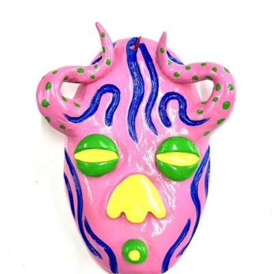 Máscara decorativa rosa com cornos, olhos verdes e detalhes azuis e amarelos