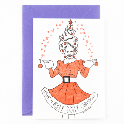 Cartão Natal com mulher e vestido vermelho, cabelo em forma de árvore de Natal e texto HAVE A HOLLY DOLLY CHRISTMAS