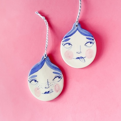 MENINA LÍNGUA DE FORA CERÂMICA CARTOLINA LIMÃO