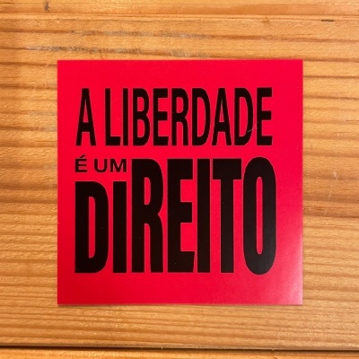 AUTOCOLANTE "A LIBERDADE É UM DIREITO" ÁGUAS FURTADAS