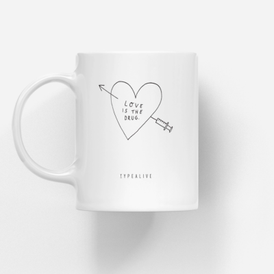 CANECA DE CERÂMICA "LOVE IS THE DRUG" TYPEALIVE