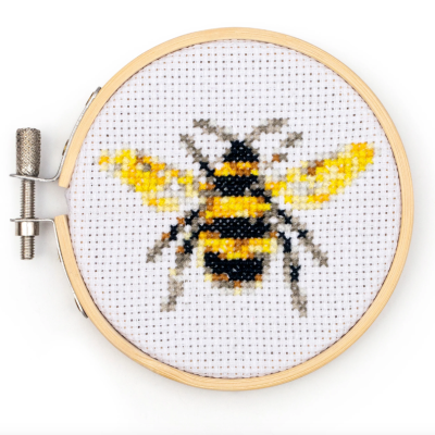 MINI CROSS STITCH KIT- BEE KIKKERLAND