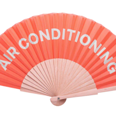 Leque de tecido laranja com madeira clara e texto branco AIR CONDITIONING.