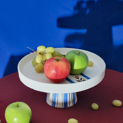 PRATO DE BOLO COM PÉ TÁLIA POMBALINO PÓ DE BARRO