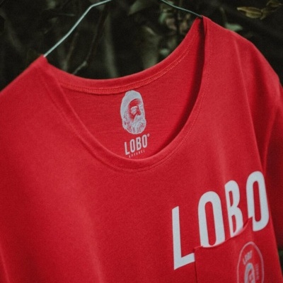 T-shirt vermelha com bolso e estampa LOBO