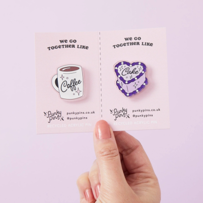 Pins acrílicos com design de caneca de café e bolo roxo em cartões rosa