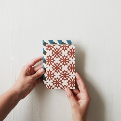 CADERNO DE CAPA DURA MOSAICO DE PAPEL 1 BEIJA FLOR