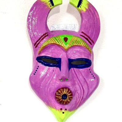 Máscara decorativa rosa com chifres e detalhes coloridos