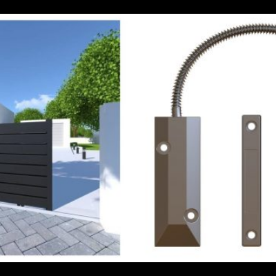 Portão preto moderno com pavimento cinza e acessórios eletrónicos destacados