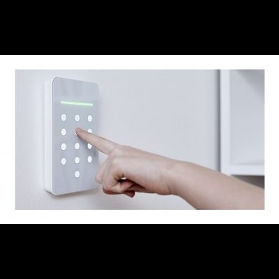 Painel digital branco com botões iluminados e dedo a pressionar