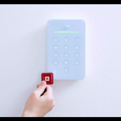Fechadura eletrónica branca com teclado numérico e cartão de acesso vermelho