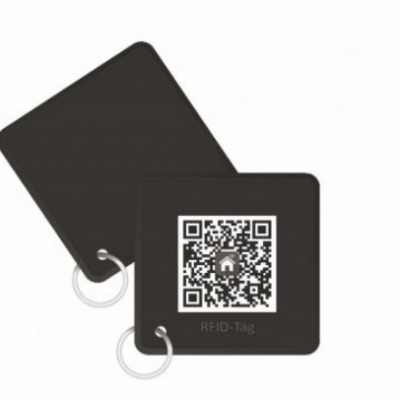 Dois cartões pretos quadrados com código QR e argolas metálicas