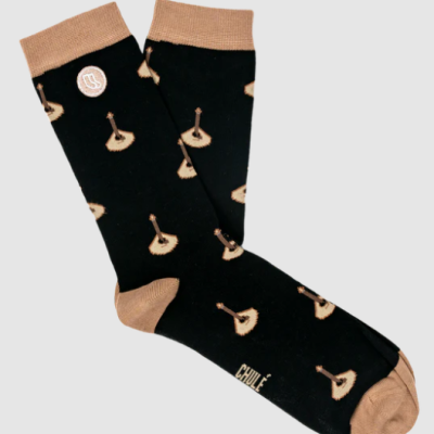 Meias pretas com guitarras castanhas e detalhes em castanho