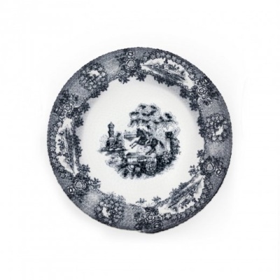 Prato cerâmico branco com padrão azul vintage e desenho central pitoresco