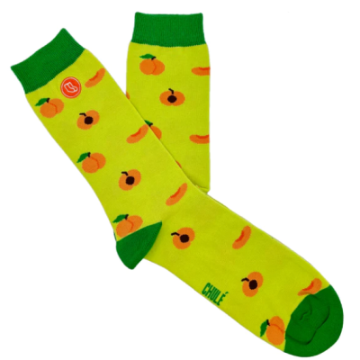 Meias amarelas com padrão de pêssegos e salsichas, detalhes verdes