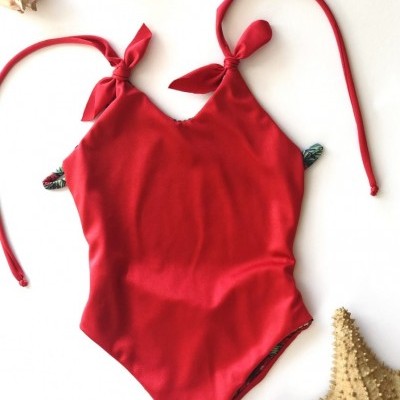 Fato de banho vermelho de tecido liso com alças que se amarram aos ombros