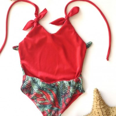 Fato de banho vermelho com padrão de folhas e estrela-do-mar