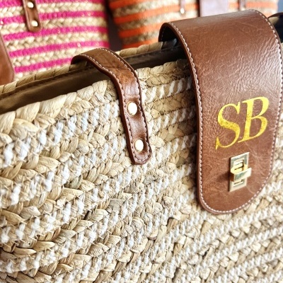 Saco de palha trançada com alças e fecho em pele castanha