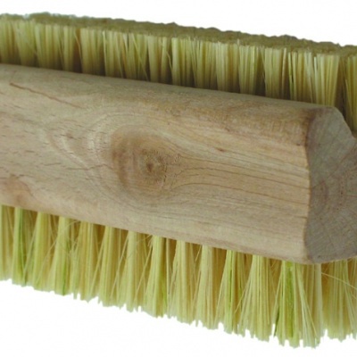 Escova dupla de limpeza com cabo em madeira e cerdas amarelas