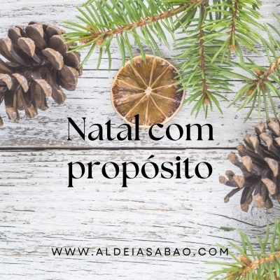 Fatias de limão seco, pinheiros e pinhas em fundo de madeira com texto sobre Natal