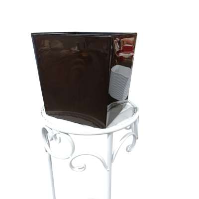 Vaso de cerâmica castanho escuro vidrado em suporte metálico branco