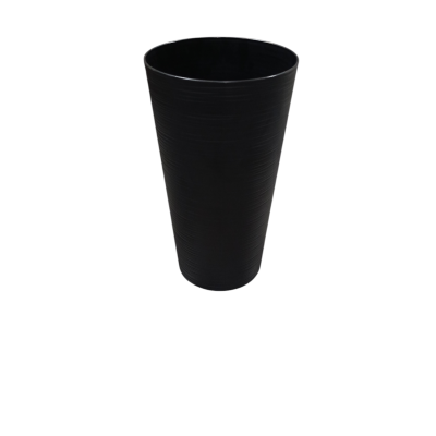 Copo alto preto com textura num fundo branco